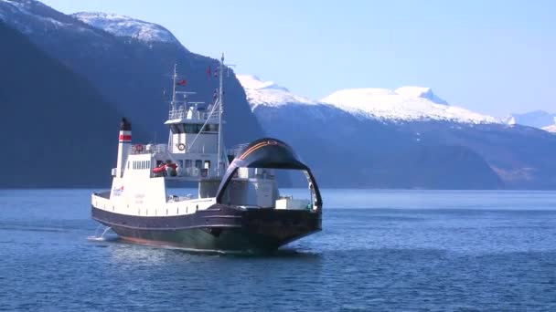 Um barco de balsa atravessa os fiordes — Vídeo de Stock