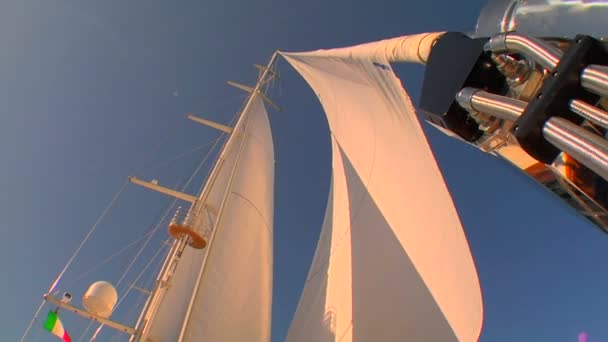 Weergave van zeilen op zeilboot — Stockvideo