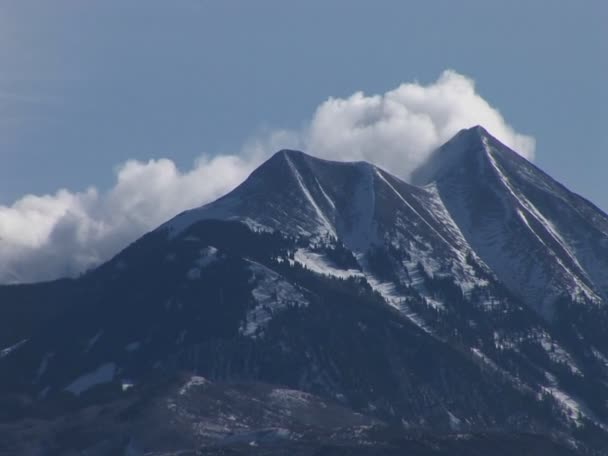 Montanhas cobertas de neve La Sal — Vídeo de Stock