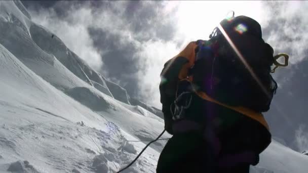 Alpinismo alpinistico in montagna — Video Stock