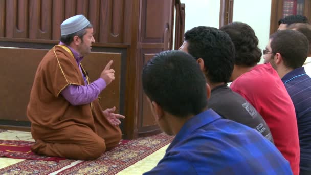 Imam enseigne aux élèves dans une école de madrassa — Video