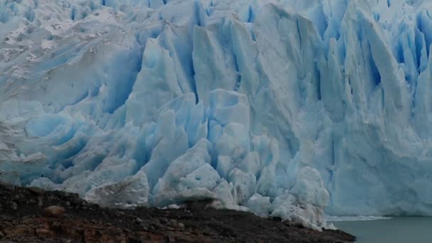 Голубой лед водопада — стоковое видео