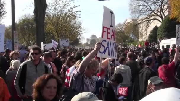 Folkmassor promenad i en demonstration — Stockvideo