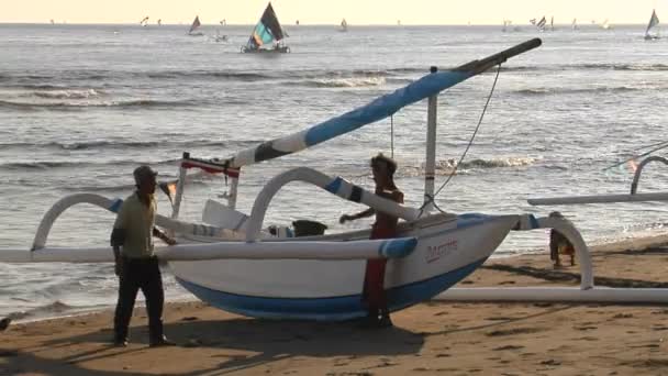 Um barco de pesca catamarã — Vídeo de Stock