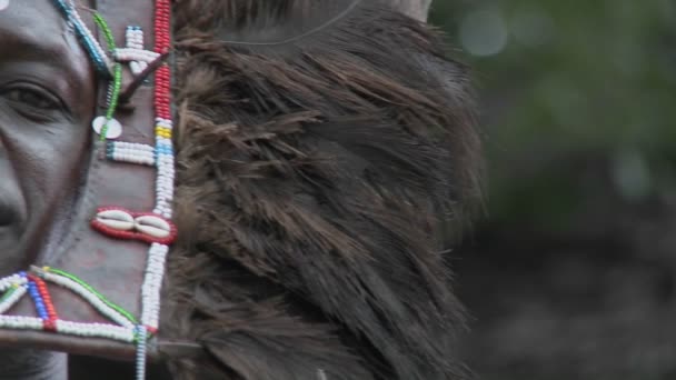 Tam headdress ile Masai savaşçı. — Stok video