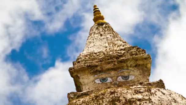 Moln över Stupa tempel — Stockvideo