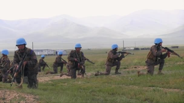 Soldiers train Mongolian armed forces — Stock Video