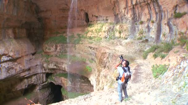 A photographer takes pictures in a cave — Stock Video