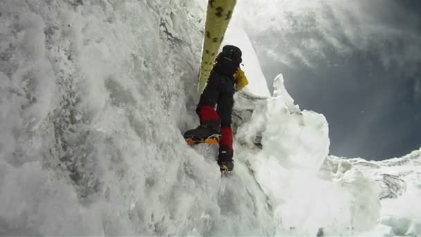 Grimpeur monte dans la victoire forte Vidéo De Stock