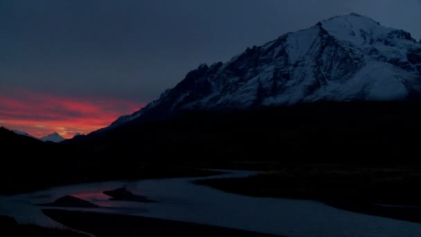 Por do sol atrás de montanhas na Argentina — Vídeo de Stock