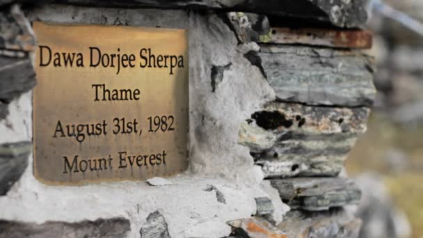 Dawa Dorjee Sherpa plaque — Stockvideo