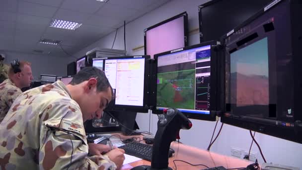 美国士兵监视无人机飞行 — 图库视频影像