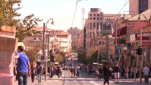 Os pedestres caminham pela rua moderna — Vídeo de Stock