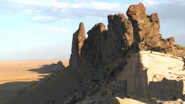 Sziklás outcroppings közelében Shiprock — Stock videók