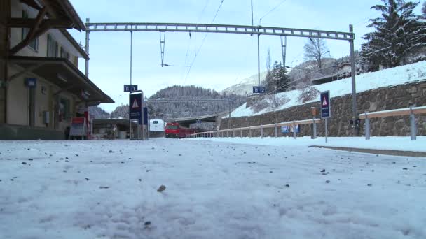 El tren llega a una estación — Vídeo de stock