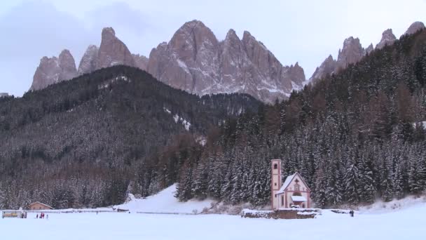 Kostel v Alpách — Stock video