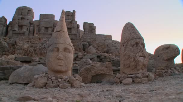 Archeological ruins on the summit of Mt. Nemrut — Stock Video