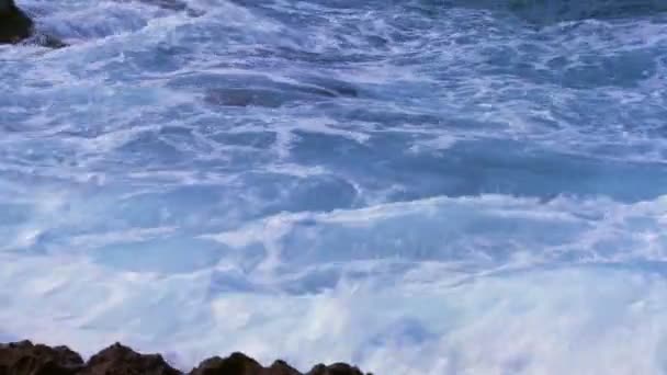 Pêcheur debout au bord de la mer — Video