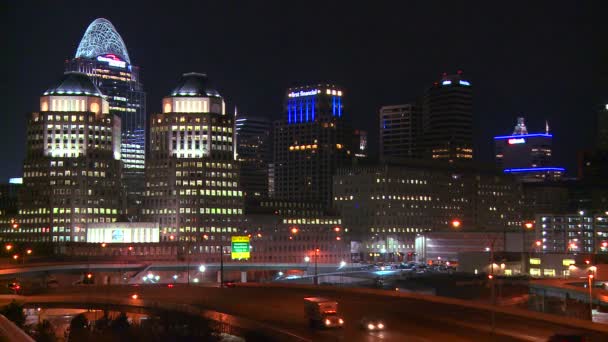 Cincinnati la nuit avec des autoroutes au premier plan — Video