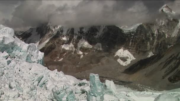 中间的冰瀑冰峰 — 图库视频影像
