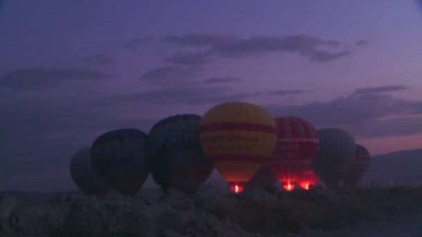 Balões de ar quente disparando ao amanhecer — Vídeo de Stock