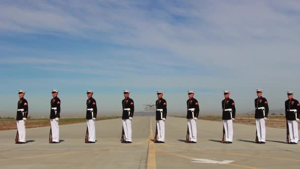 Amerikaanse mariniers eer bewaker voert — Stockvideo