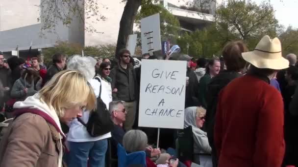 Manifestantes sostienen pancartas — Vídeos de Stock