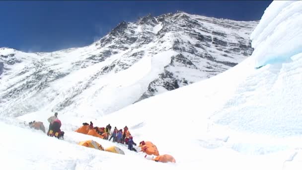 Alpinistas no acampamento no lado norte — Vídeo de Stock