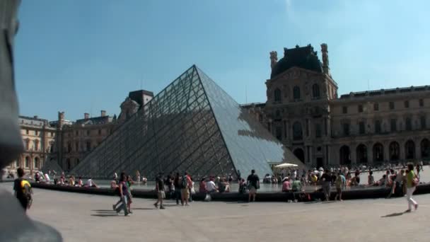Mensen lopen voor het Louvre — Stockvideo