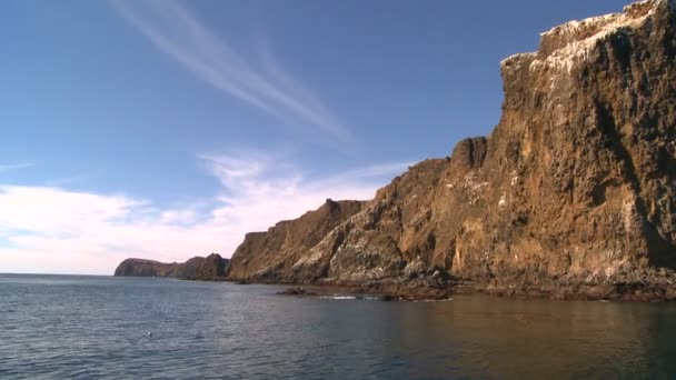Naprosté sea cliff v národním parku Normanské ostrovy — Stock video