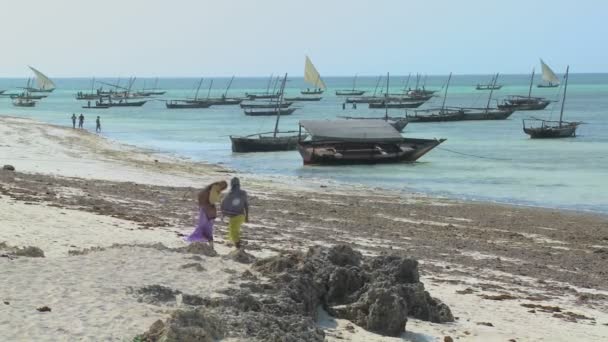 2 회교도 여자 해변을 따라 산책 — 비디오