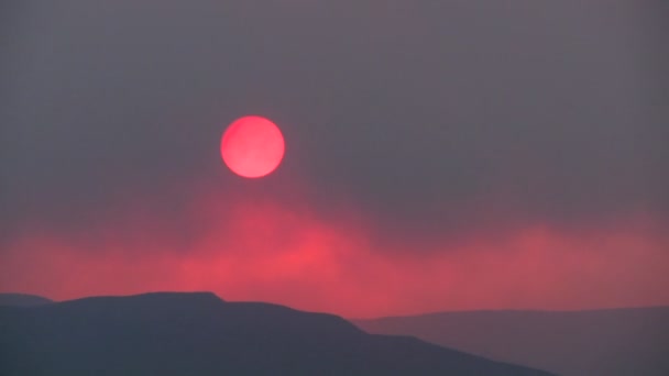 Solen går ner bakom horisonten — Stockvideo