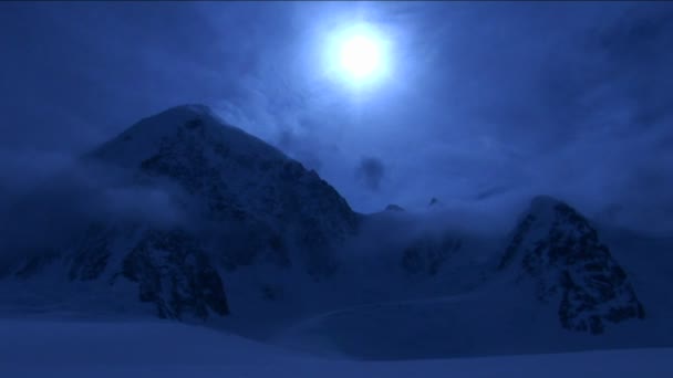 Berg in blauw licht en wolken — Stockvideo