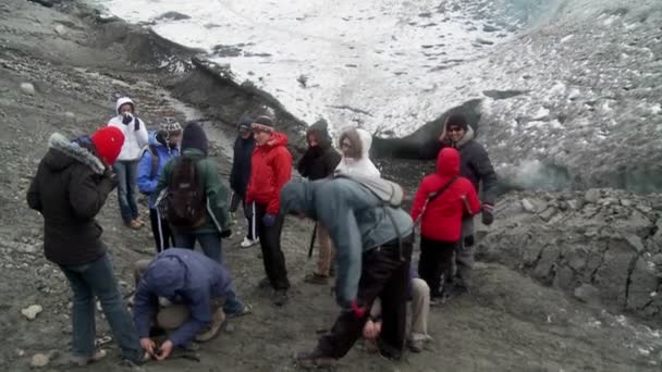 Felfedezők mozog egy gleccser — Stock videók