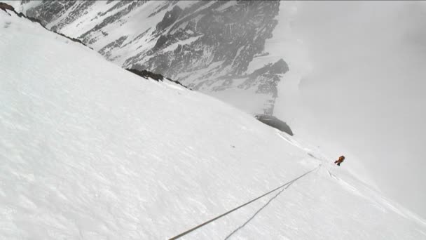 Escaladez lentement les rochers — Video