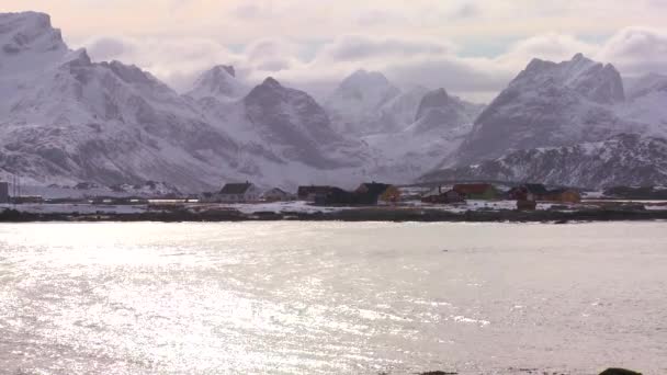 Puerto en un pueblo en el Ártico Islas Lofoten — Vídeo de stock