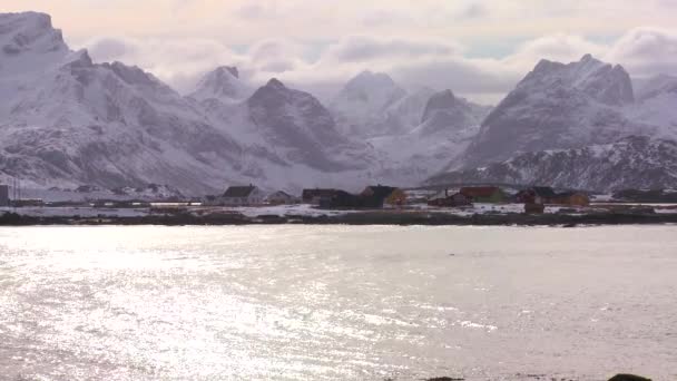 Přístav v jedné vesnici v Arktidě Lofoten ostrovy — Stock video