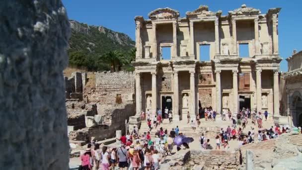 Les touristes marchent parmi les ruines à Ephèse — Video