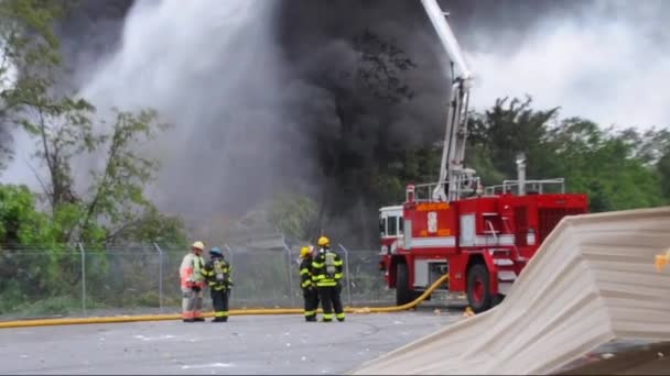 Firefighters battle a fire and explosion — Stock Video