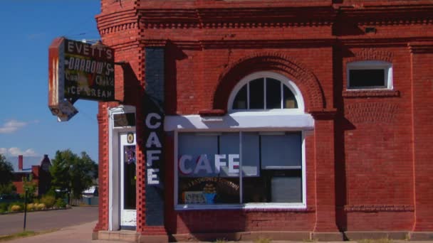 Un café dans un immeuble en brique — Video