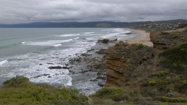 Vågorna rulla på den klippiga kustlinjen — Stockvideo