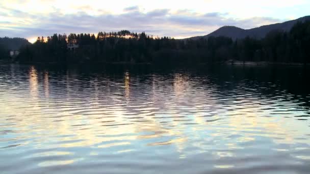 Odrazy na venkově jezera — Stock video