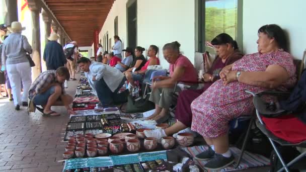 Native Americans sell their crafts  to tourists — Stock Video