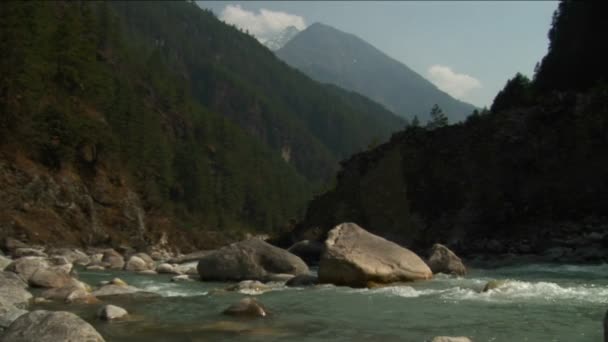 Гірський потік з високим піком — стокове відео