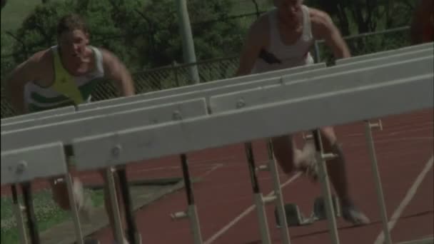 Atletas compiten corriendo — Vídeo de stock