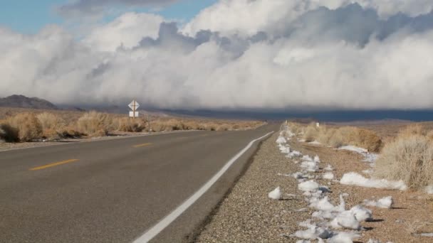 Las nubes se forman sobre un camino remoto — Vídeo de stock