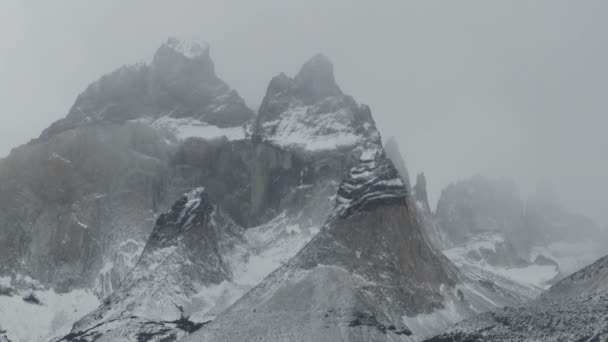 Picos montañosos de Torres Del Paine — Vídeo de stock