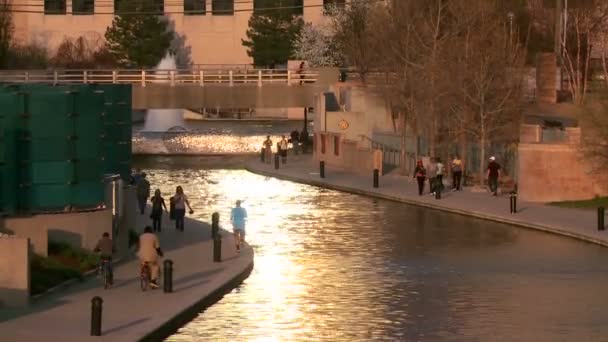 インディ アナポリスの夕暮れ時に川を歩く — ストック動画