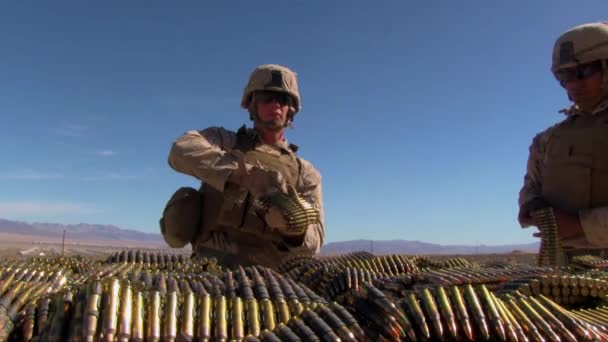 Marines praktiken bränning kulsprutor — Stockvideo