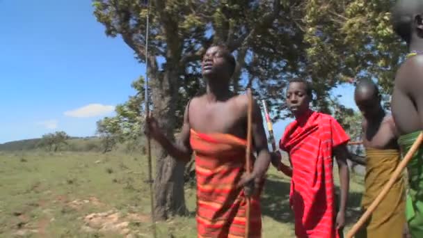 Masai wojownicy wykonują rytualny taniec — Wideo stockowe